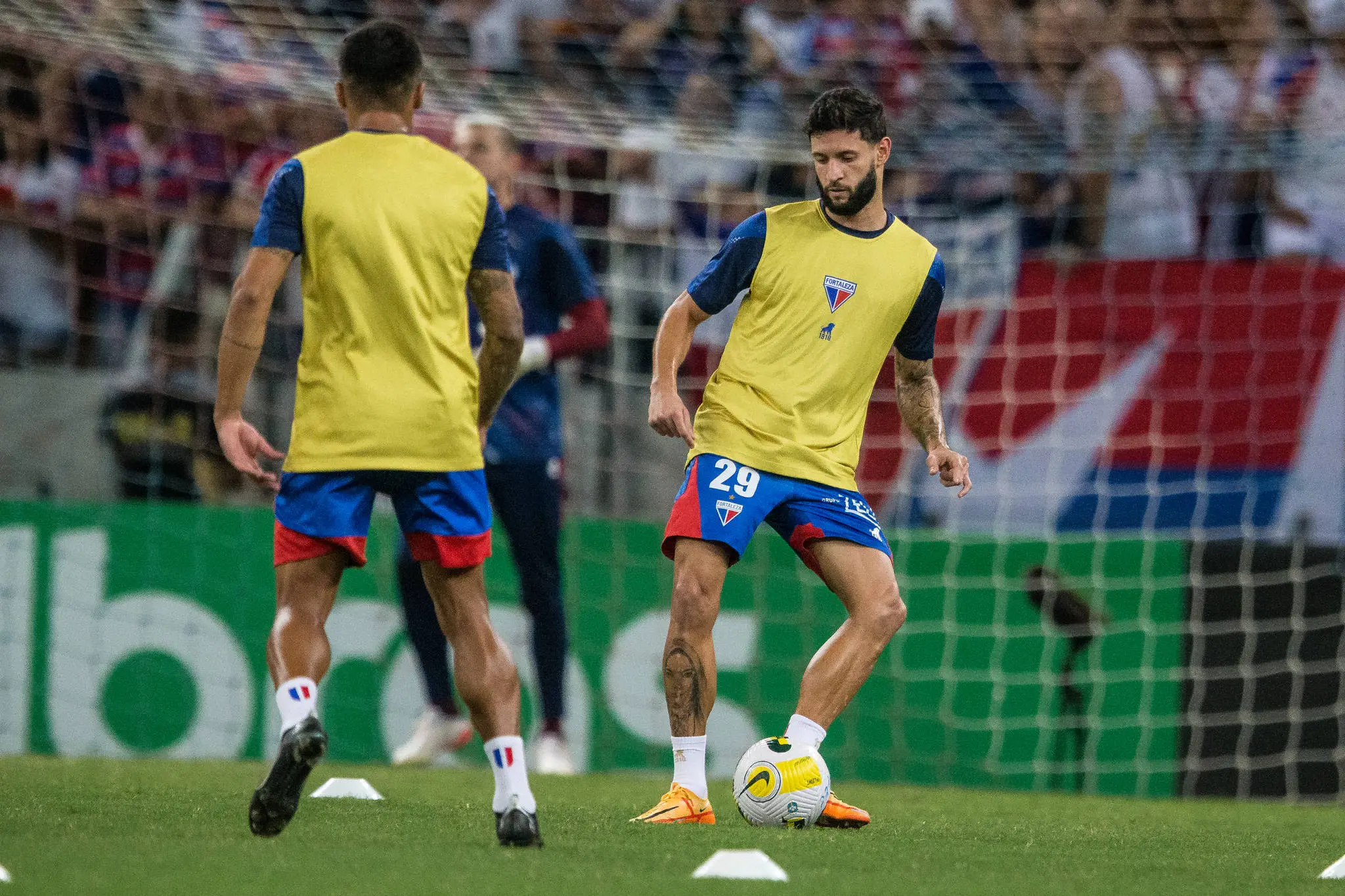 Juninho Capixaba em aquecimento do Fortaleza