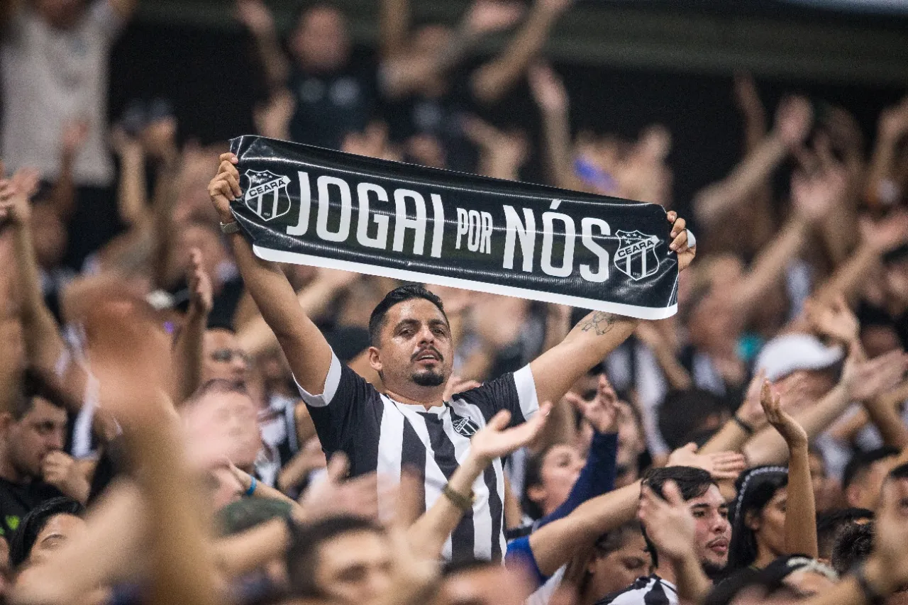 A torcida do Ceará demonstra muito apoio na arquibancada da Arena Castelão