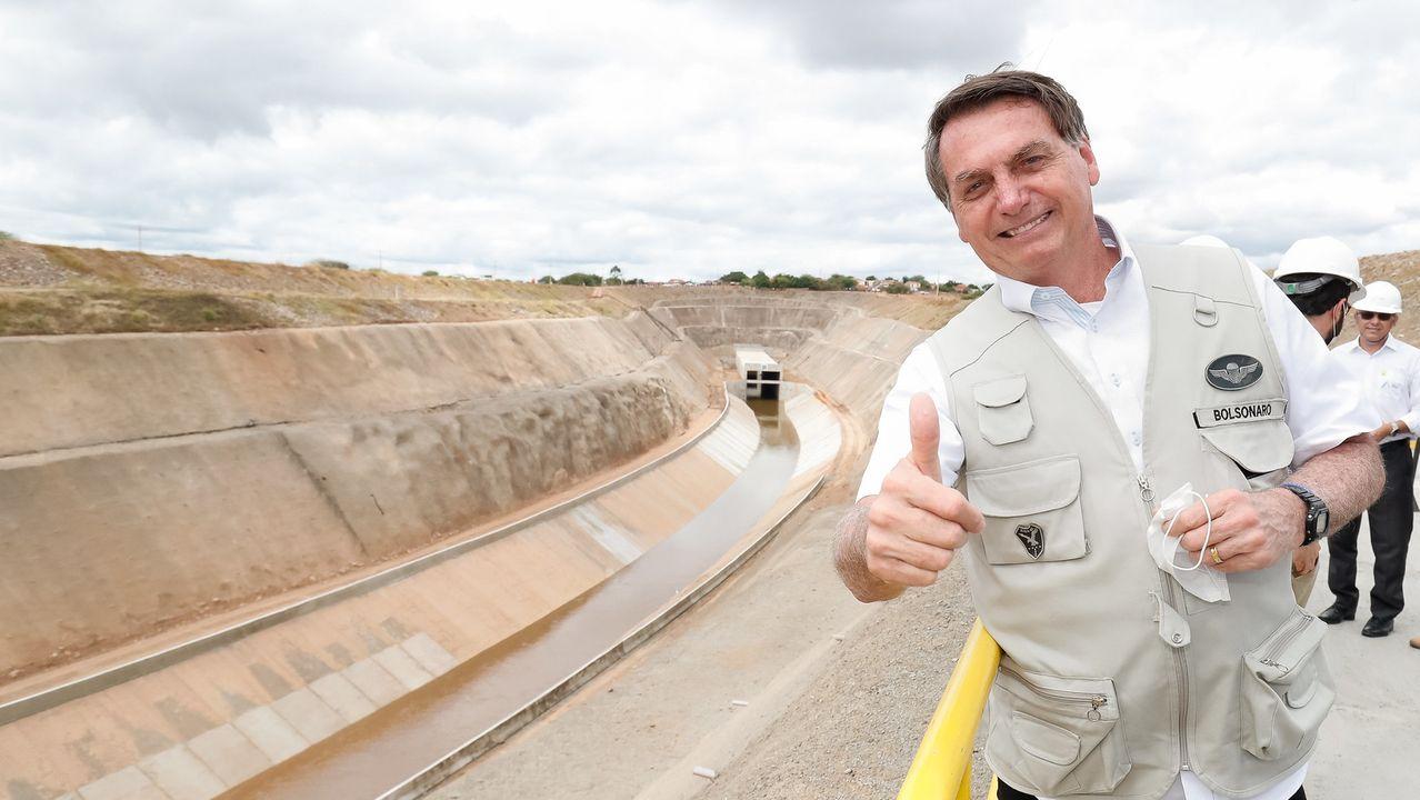 Jair Bolsonaro posa em frente a trecho da obra da Transposição do Rio São Francisco