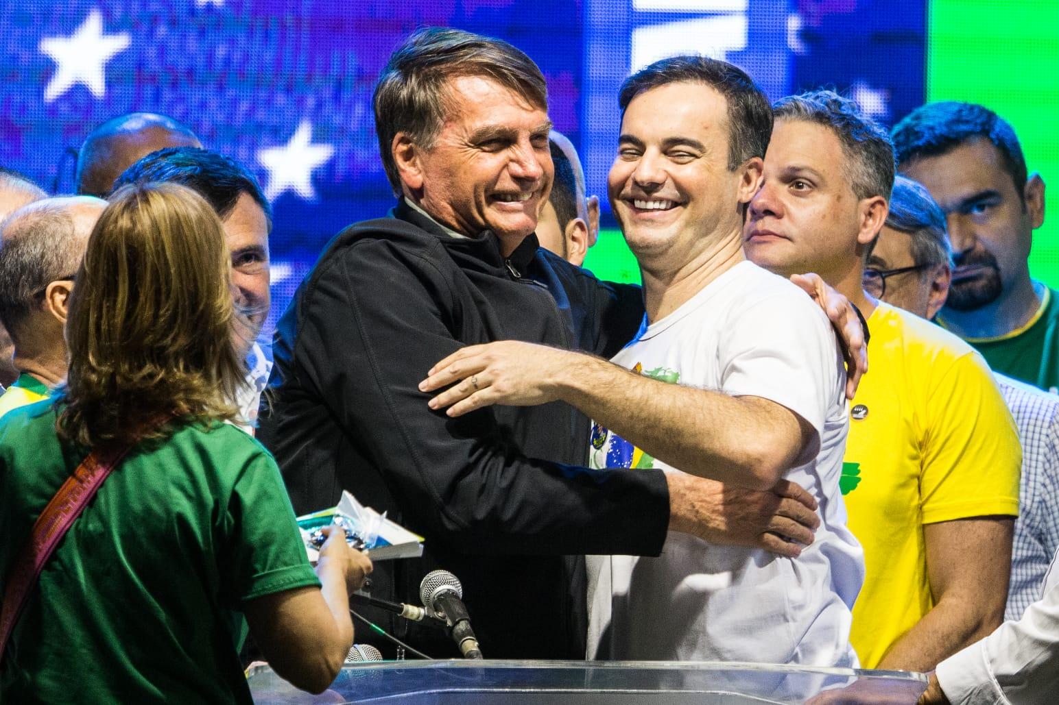 Bolsonaro com Capitão Wagner durante Marcha para Jesus em Fortaleza no sábado (16)