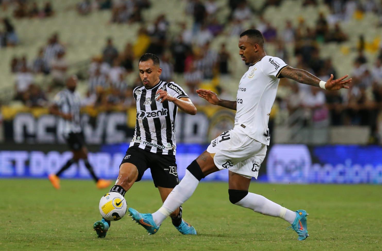 Lima em disputa de bola com Raul, do Corinthians