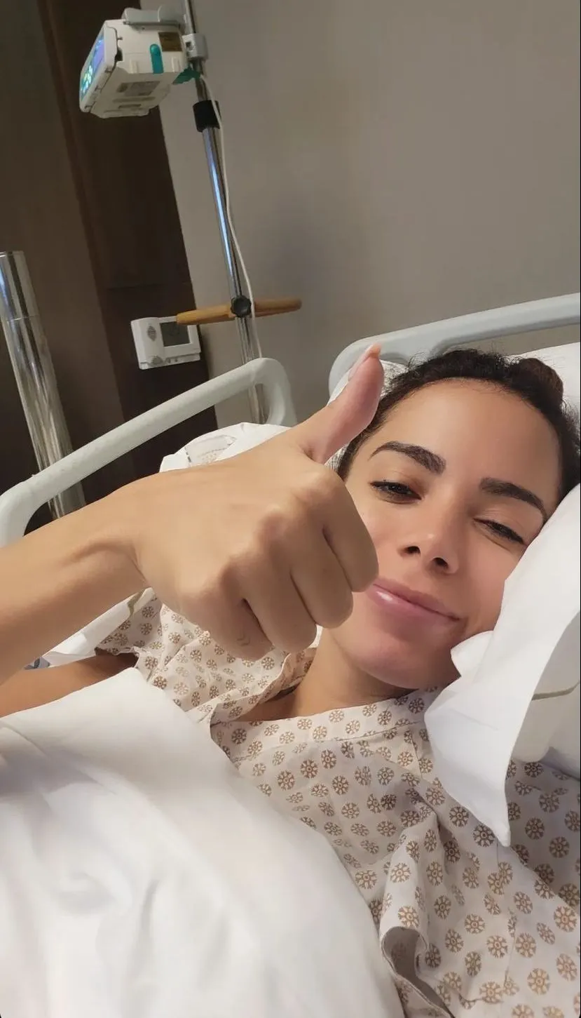 A funkeira postou foto no hospital e tranquilizou fãs