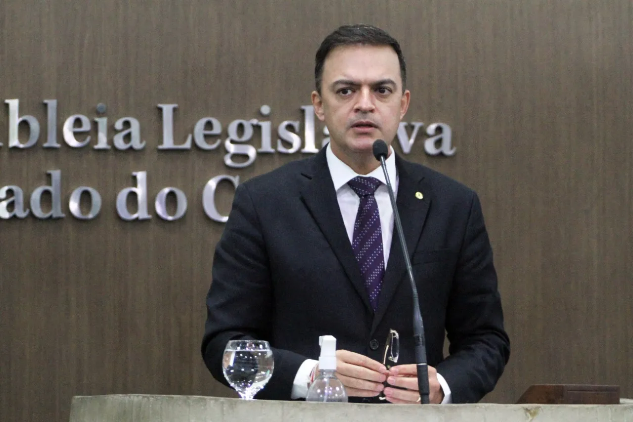Vice-presidente da Al-CE , Fernando Santana (PT) disse que decisão do PDT em indicar Roberto Cláudio foi 
