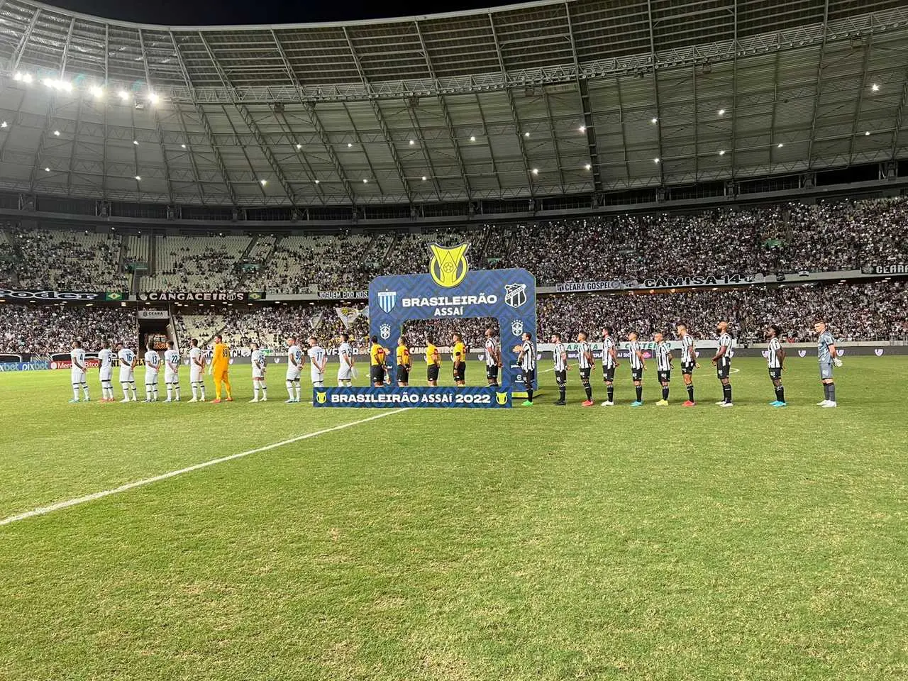 Hino nacional executado com jogadores de Ceará e Avaí