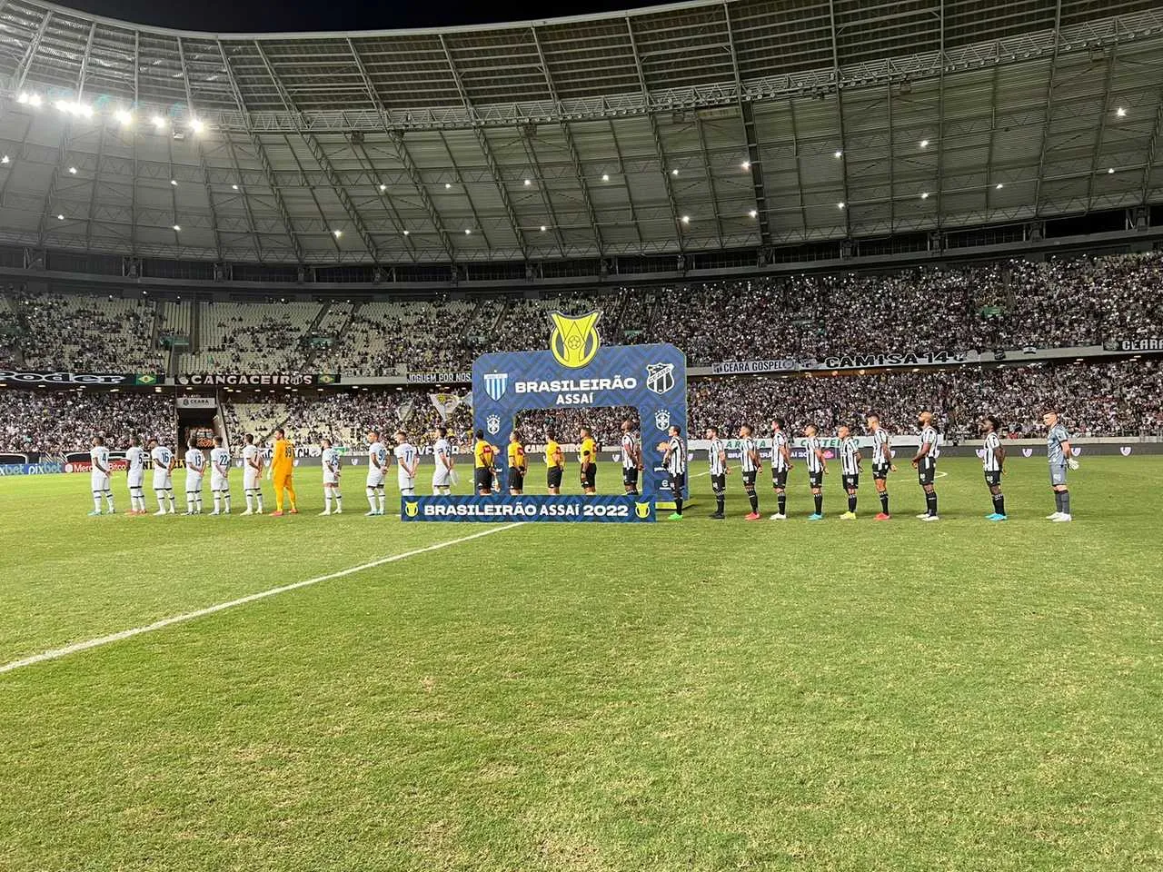 No momento do hino nacional, refletores da Arena Castelão apagaram
