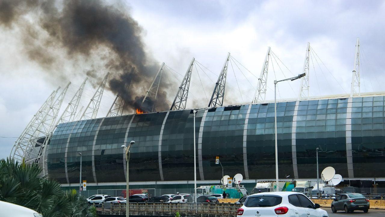 Imagem da Arena Castelão em chamas
