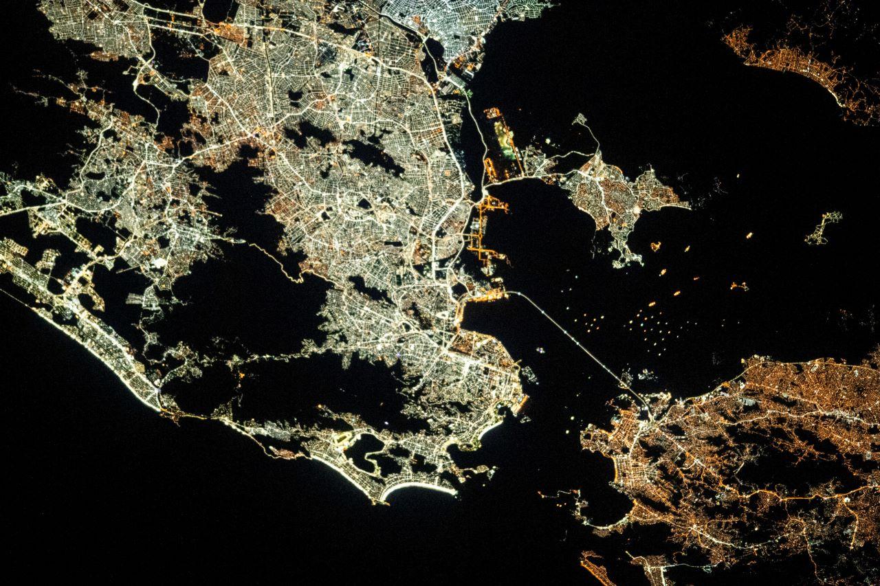 imagem noturna do rio de janeiro feita a partir da estação espacial internacional