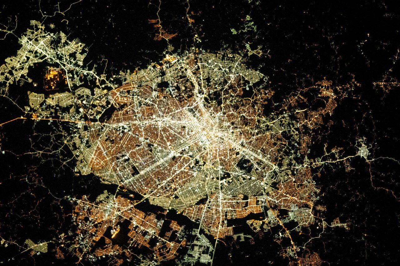 imagem noturna de curitiba feita a partir da estação espacial internacional