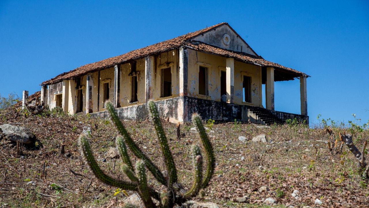 Sítio histórico do último campo de concentração no Ceará resiste