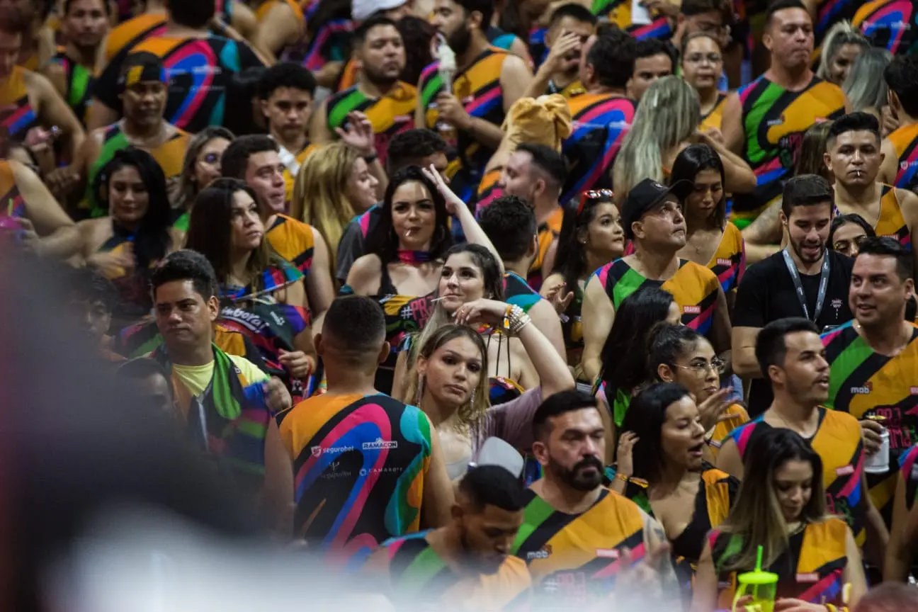 fortal com foliões no corredor da folia