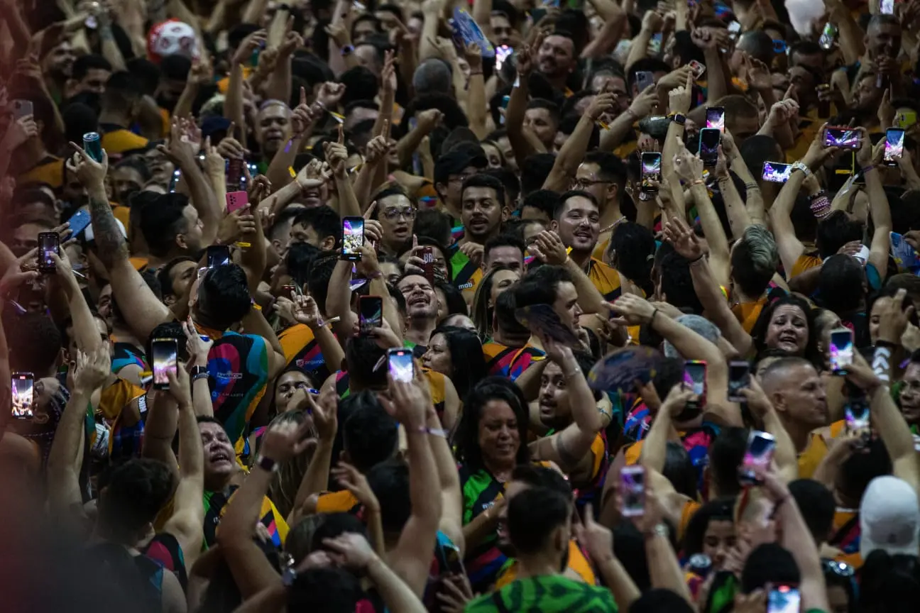 foliões no corredor do fortal 2022