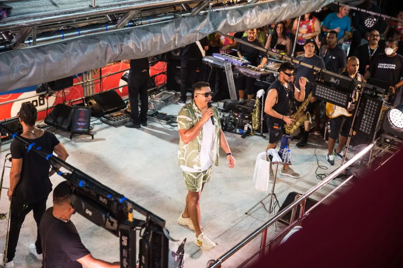 Imagem superior do bloco do Harmonia do Samba, com a banda e o vocalista tocando