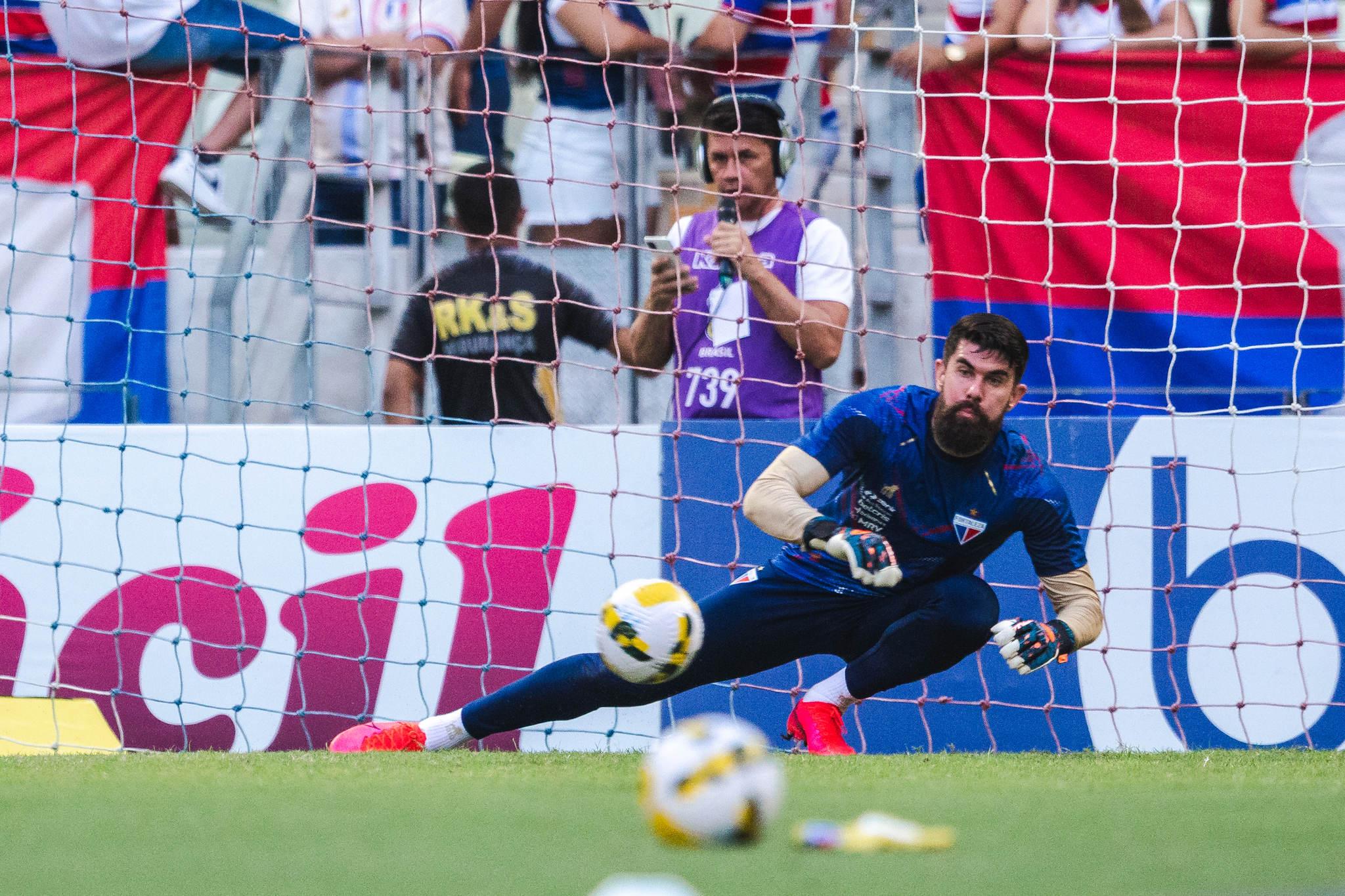 Fernando Miguel em aquecimento pelo Fortaleza