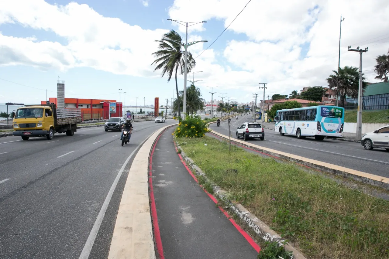 A Av. Leste Oeste vai da Av. Dom Manuel à Barra do Ceará.