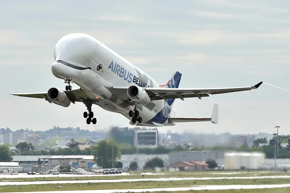 Uma das principais alterações feitas no A300 para se tornar o Beluga está na na frente do avião, onde fica a cabine de comando