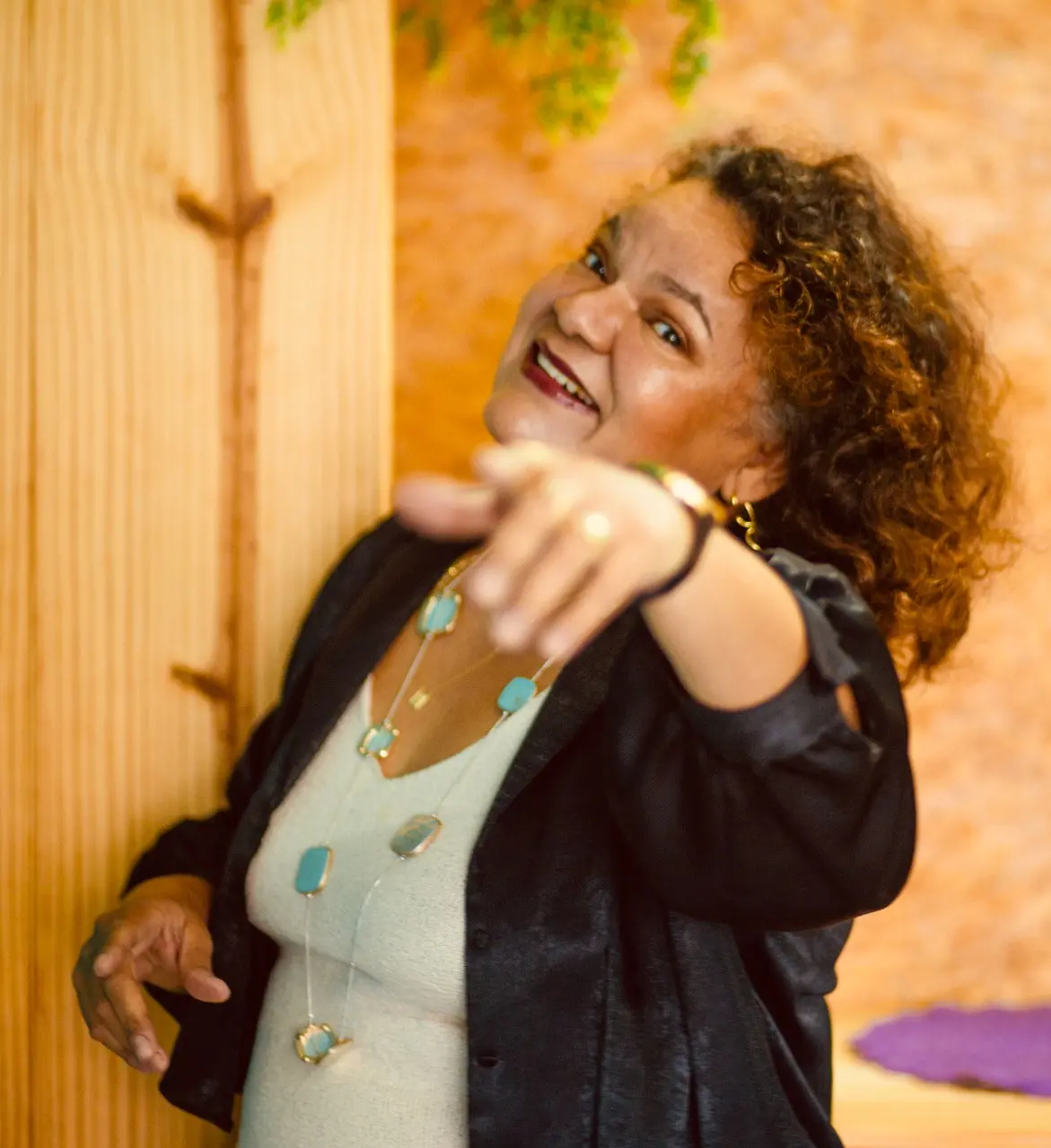 A apresentação faz parte de um projeto mais intimista desse templo sagrado das artes chamado “Dentro do Som”, onde o público assiste tudo no palco, junto com os músicos.