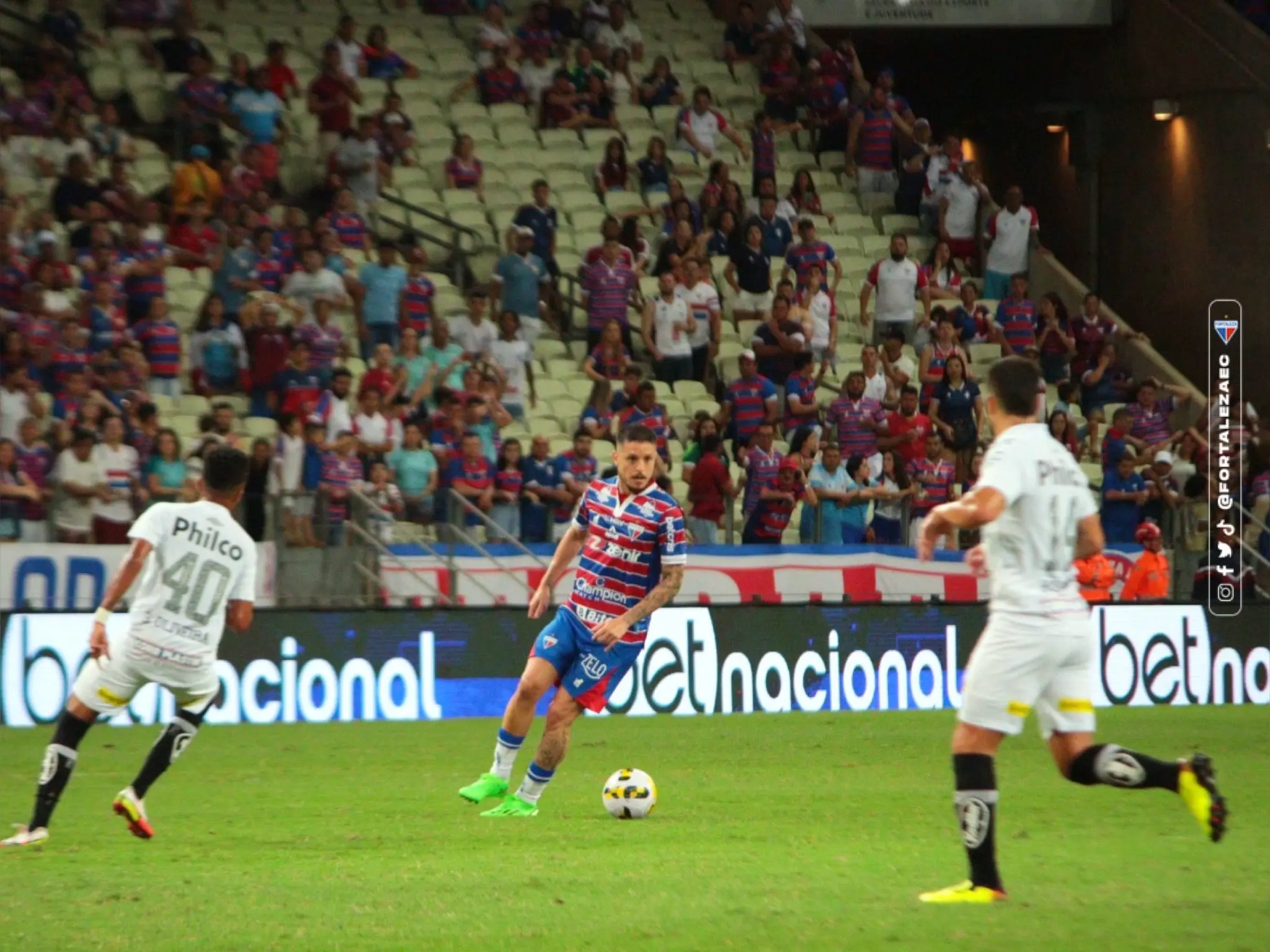 Lucas Crispim em jogo do Fortaleza contra o Santos