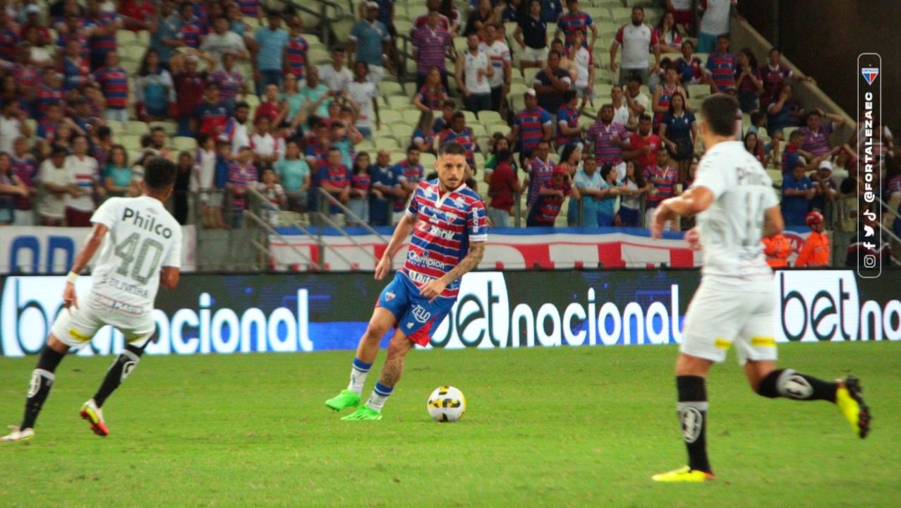 Lucas Crispim em jogo do Fortaleza contra o Santos