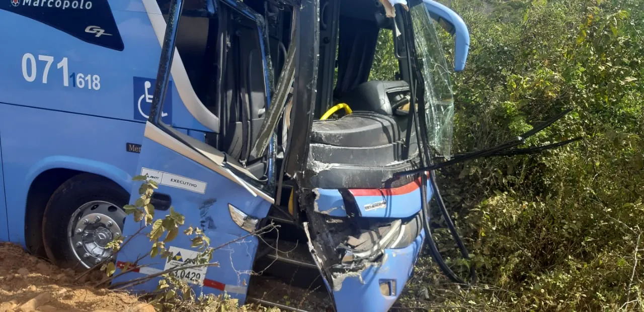 O ônibus saiu da pista e teve algumas partes da estrutura comprometidas