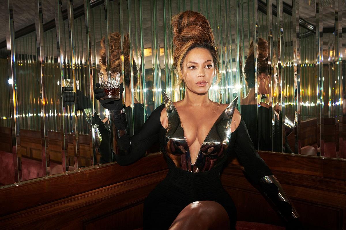 Beyoncé lança novo álbum de estúdio na internet