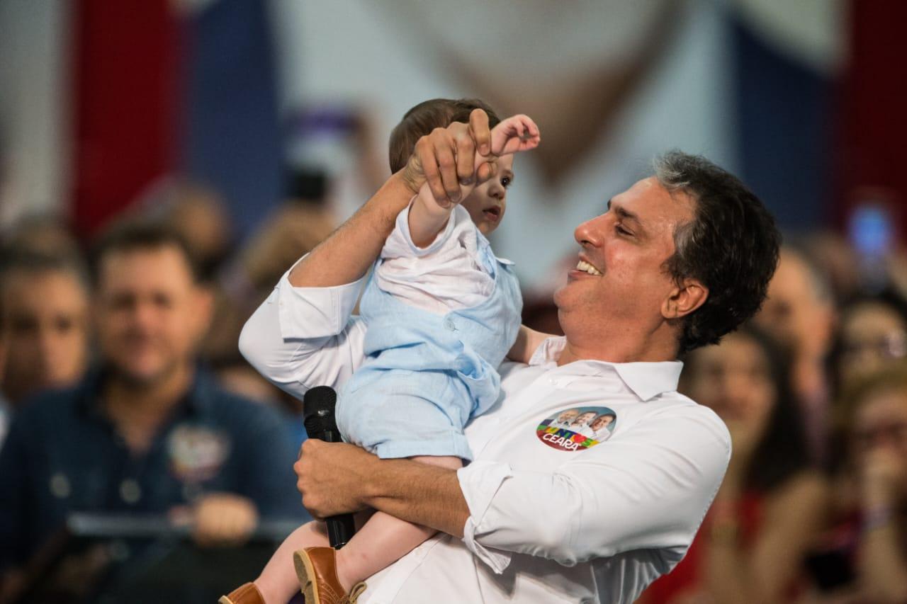 Camilo Santana com o filho mais novo, José, durante discurso