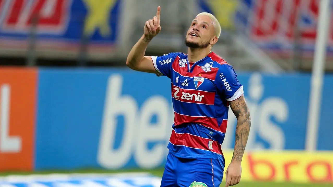 Lucas Crispim comemora gol pelo Fortaleza