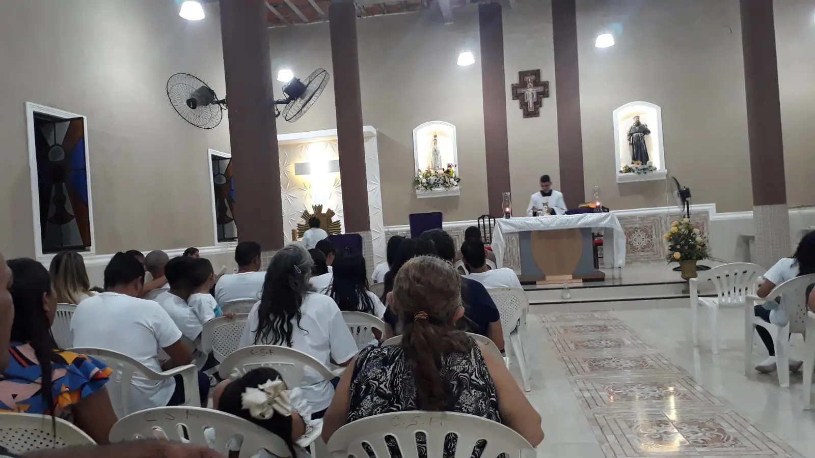 Missa de sétimo dia de Paulo Vitor Oliveira, de 16 anos, aconteceu no bairro Mondubim, próximo ao local onde ele foi morto