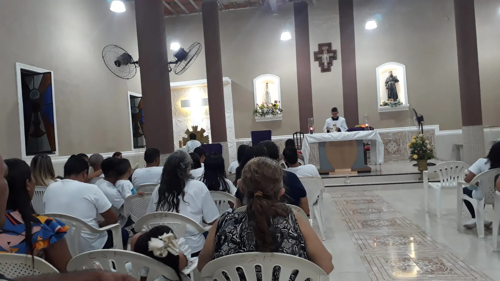 Missa de sétimo dia de Paulo Vitor Oliveira, de 16 anos, aconteceu no bairro Mondubim, próximo ao local onde ele foi morto