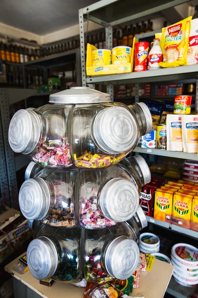 Baleiro icônico, sortido de bombons, caramelos e chicletes, é uma das presenças nostálgicas no Mercadinho São José