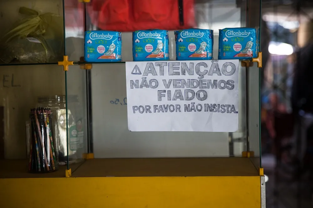 Apesar da placa anunciando “Não vendemos fiado, por favor não insista”, fato é que a caderneta com dívidas de compradores é realidade na Mercearia Seu Elias