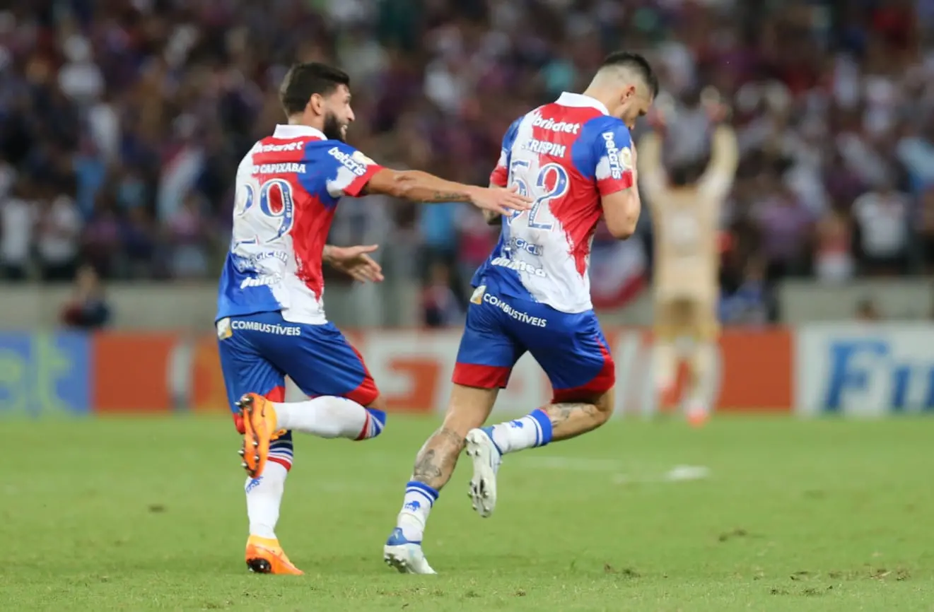 Atletas do Fortaleza comemoram gols