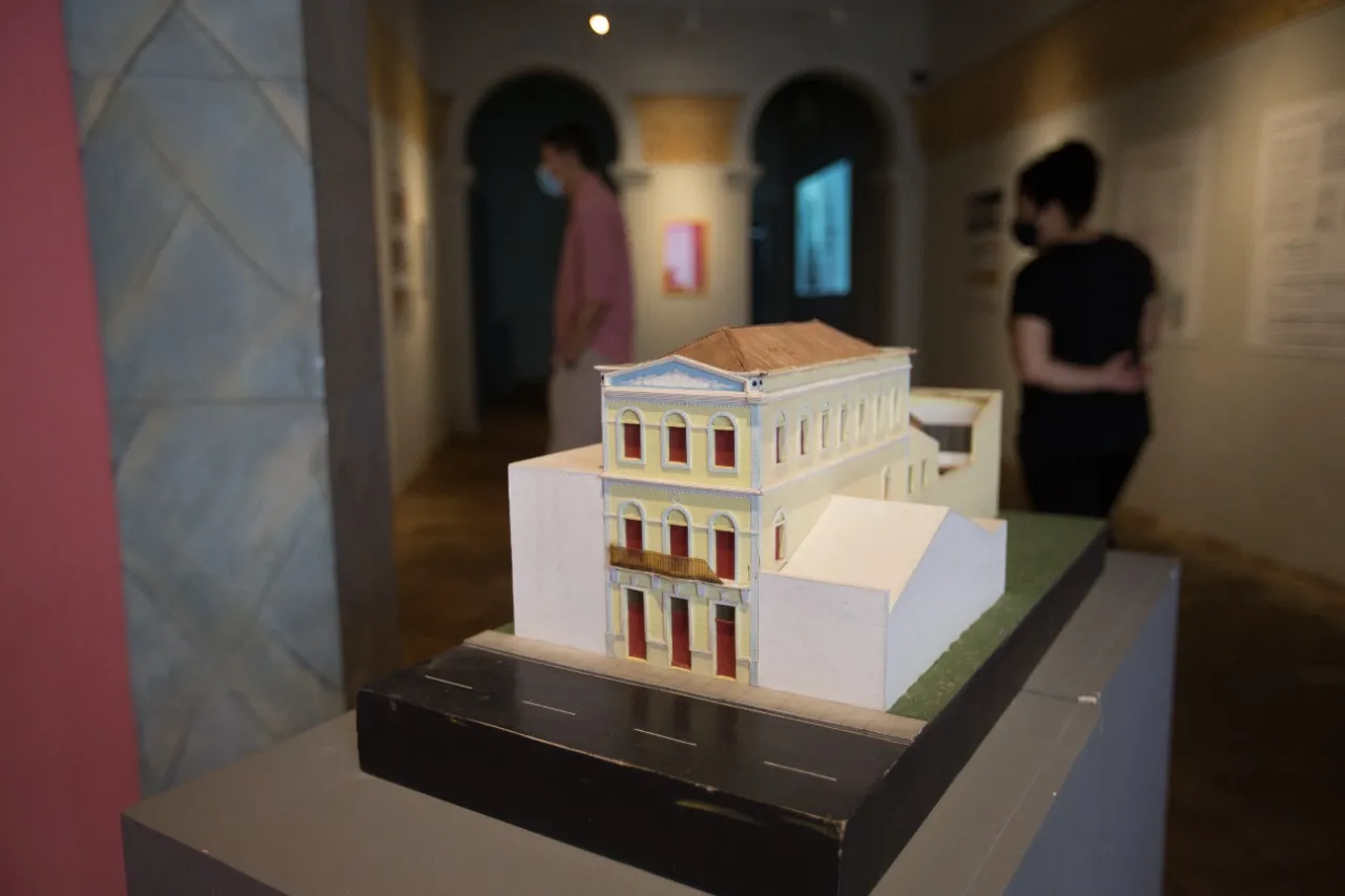 No térreo, uma maquete do Sobrado dá dimensão do tamanho e da arquitetura do equipamento