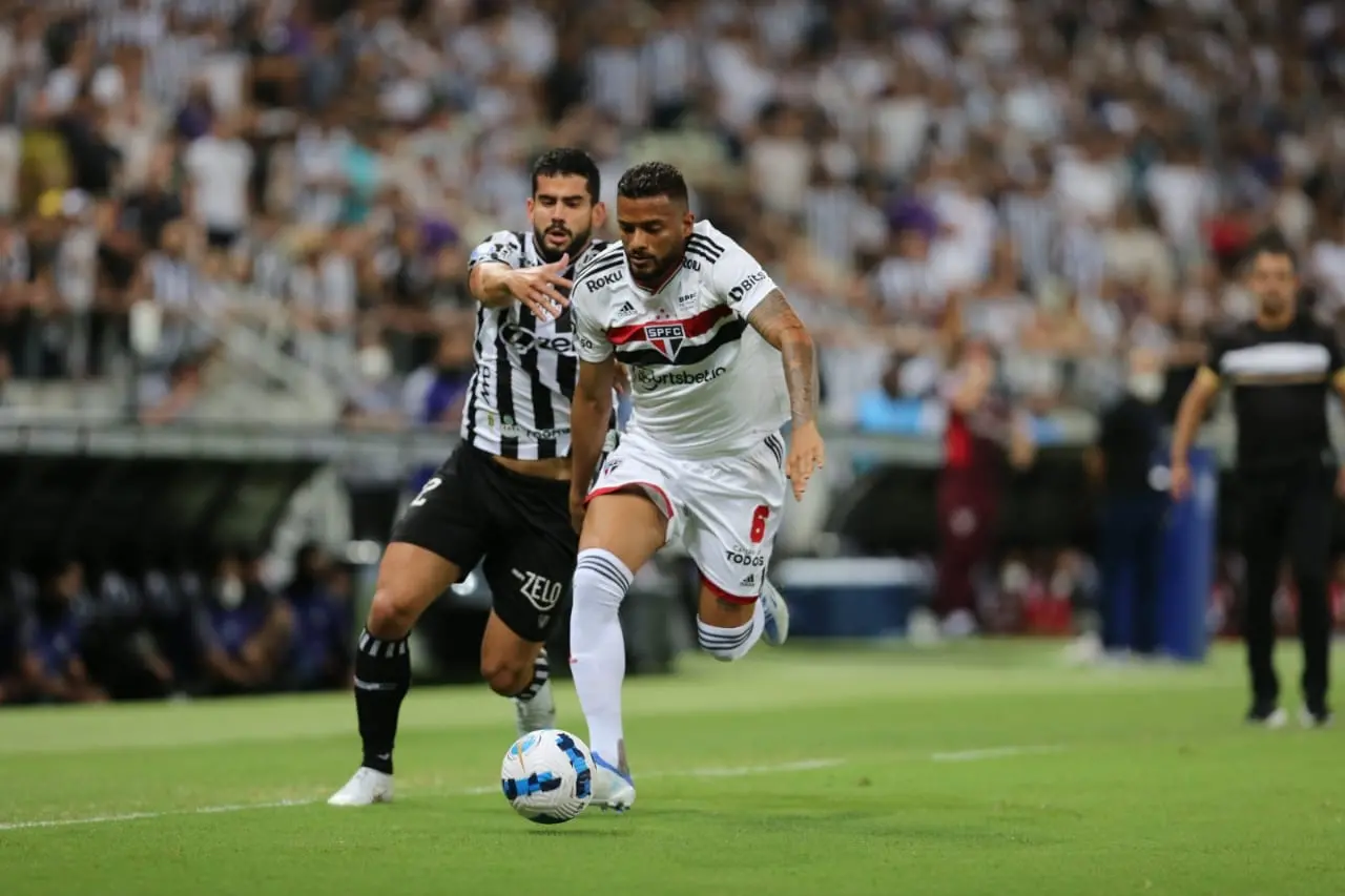 Atletas de Ceará e São Paulo disputam bola