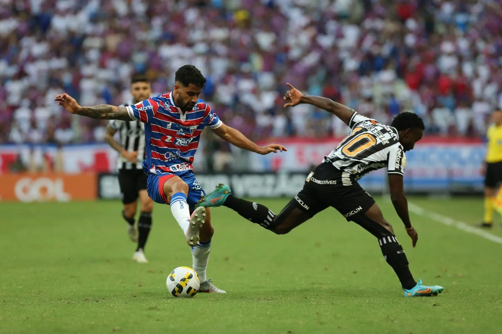 Atletas disputam bola em Ceará x Fortaleza