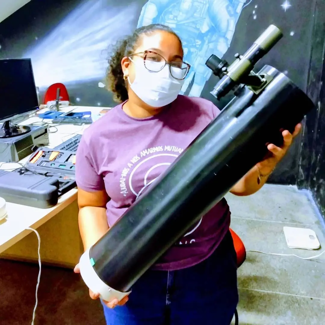 Mariani Costa e seu telescópio Miriane feito por ela no Grupo de Astronomia da Seara da Ciência