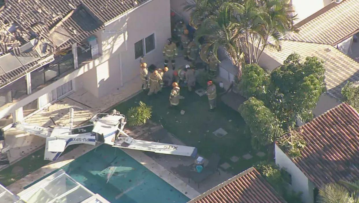 imagem áerea mostra avião que caiu dentro de casa no rio de janeiro