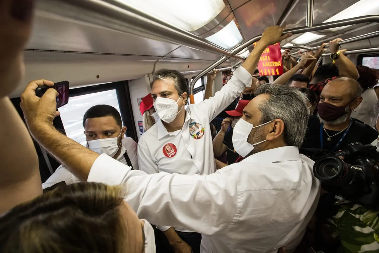 Elmano e Camilo Santana durante percurso do VLT em Fortaleza
