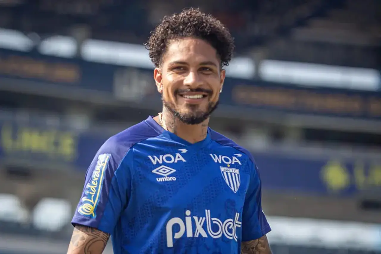 Paolo Guerrero em ação pelo Avaí