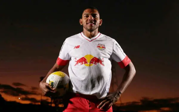 Werik Popó posa com foto do Bragantino