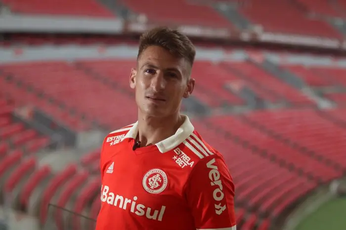 Braian Romero posa com foto do Internacional