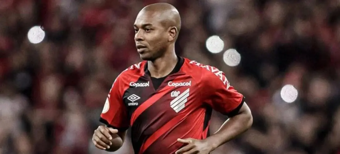 Fernandinho em ação pelo Athletico-PR