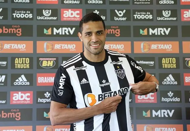 Alan Kardec mostra camisa do Atlético-MG