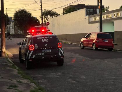 Carro de Polícia em frente à sede do Ceará, em Porangabuçu