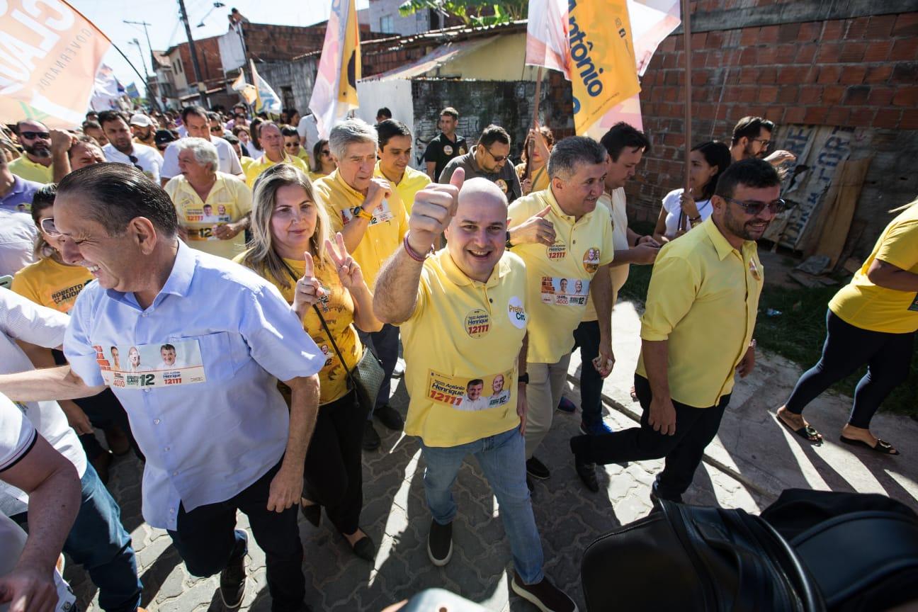 Roberto Cláudio com apoiadores no segundo dia de campanha