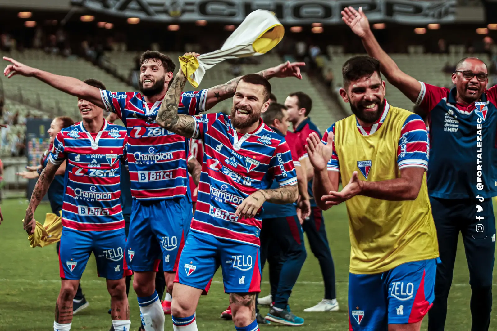 Elenco do Fortaleza comemora em campo