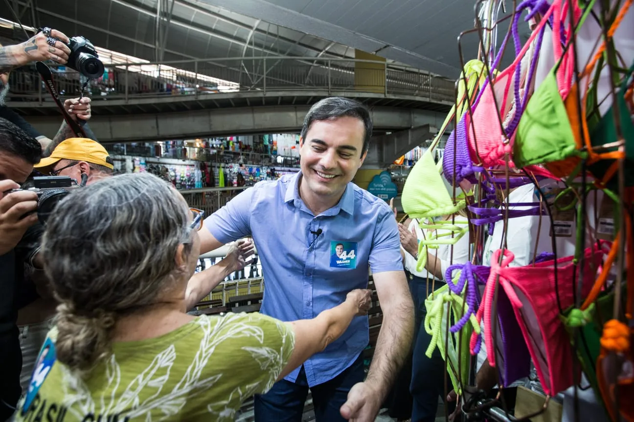 O candidato percorreu boxes e conversou com vendedores e visitantes