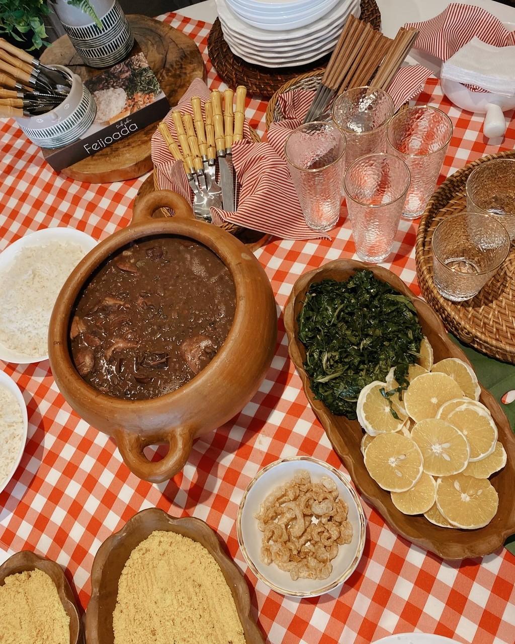 Escolher uma cartela de cor e segui-la nos detalhes é uma boa dica para montar uma mesa harmoniosa