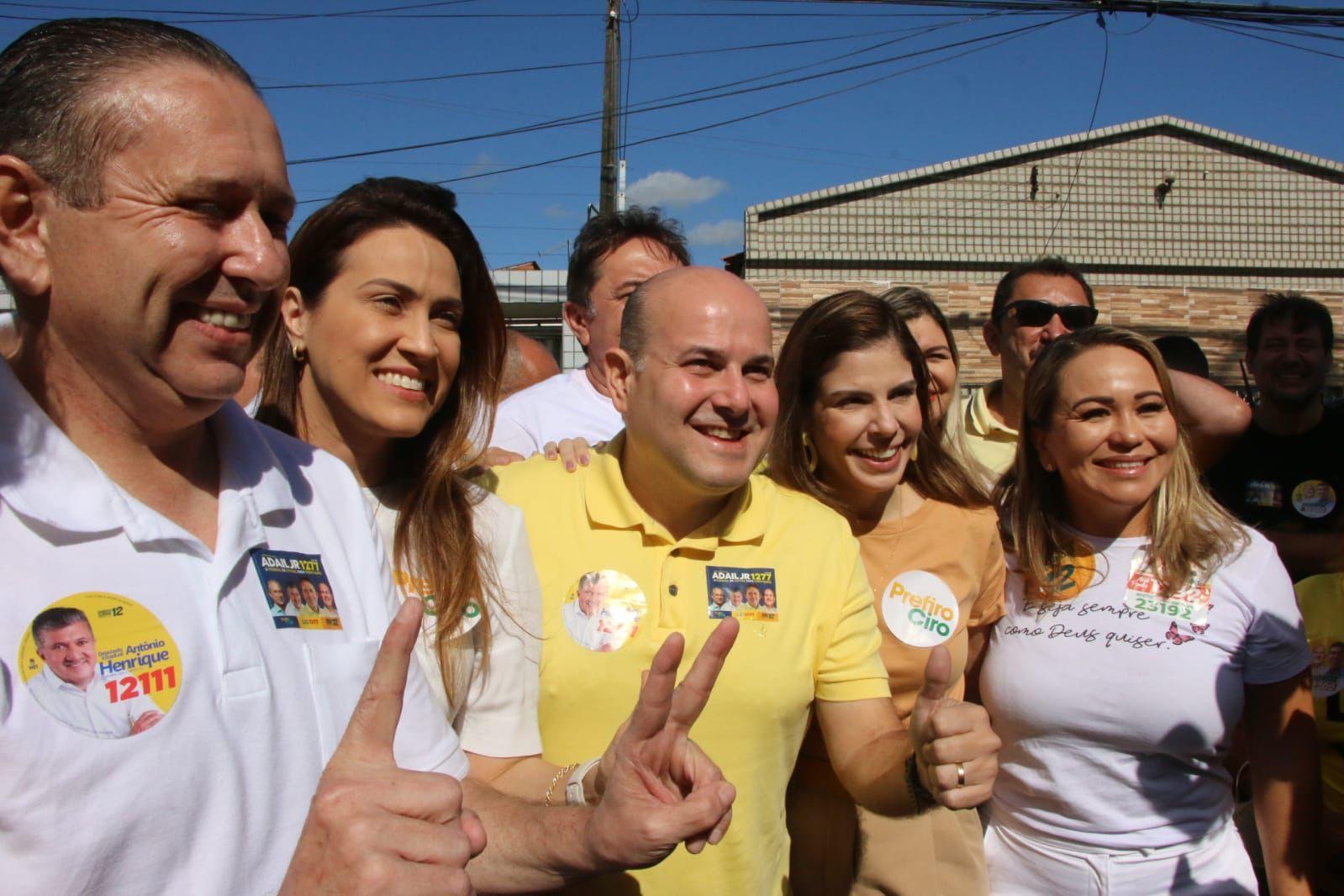 Roberto Cláudio ao lado da candidata ao Senado, Érika Amorim, e do candidato a vice, Domingos Filho