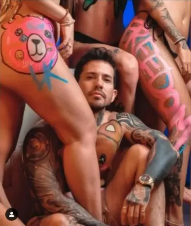 Arthur o Urso, modelo e 'influencer do amor livre'