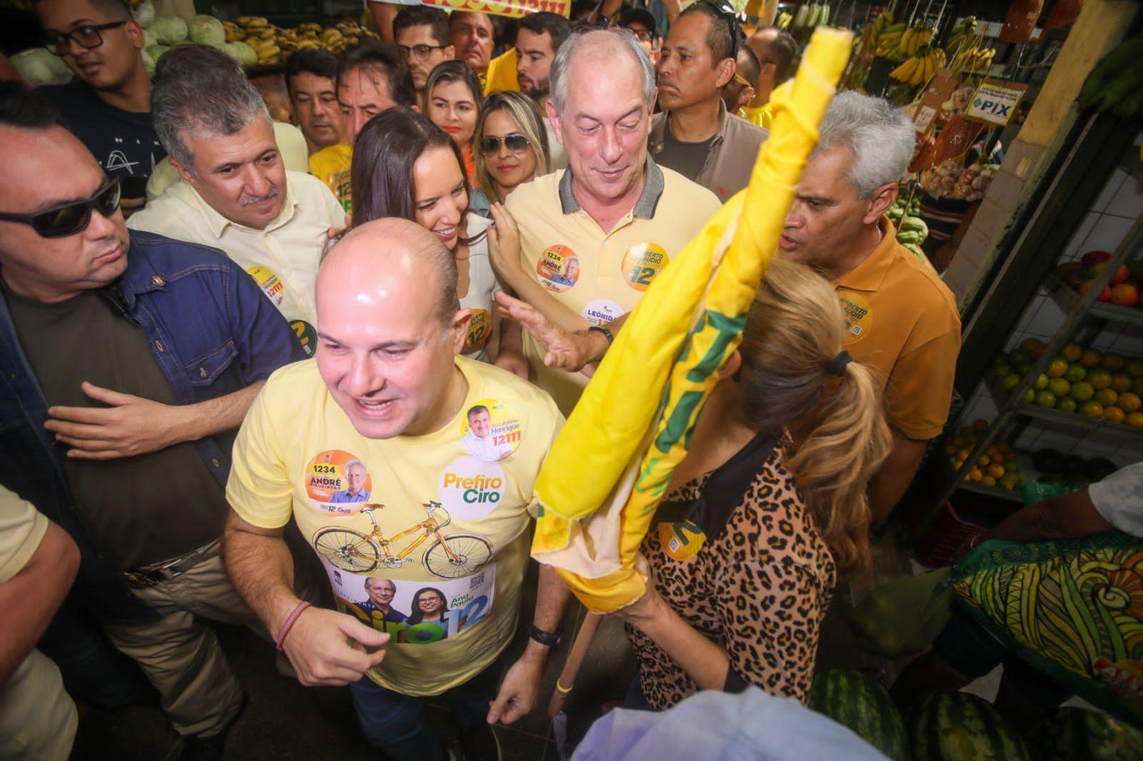 Ciro e Roberto Cláudio com apoiadores do Mercado São Sebastião